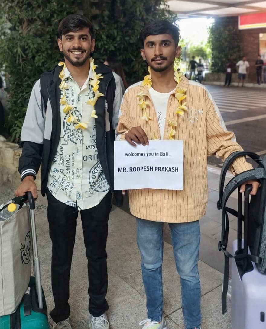Friends travelling with Trripah, welcomed at Bali airport with flower garlands